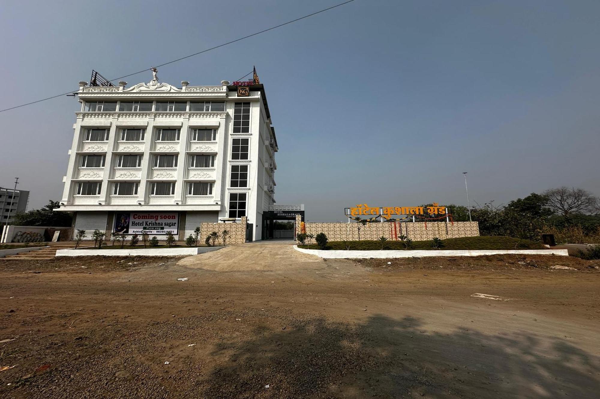 Hotel Kushala Grand, Dombivali Mangrul Exterior photo