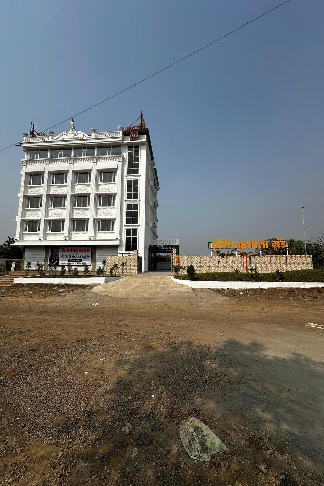 Hotel Kushala Grand, Dombivali Mangrul Exterior photo